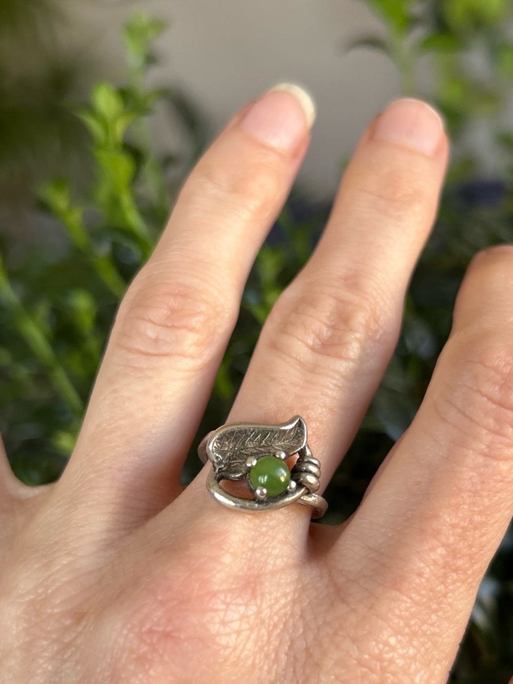 Vintage Native American Sterling Silver Leaf Ring With Genuine Jade - Picture 2 of 6
